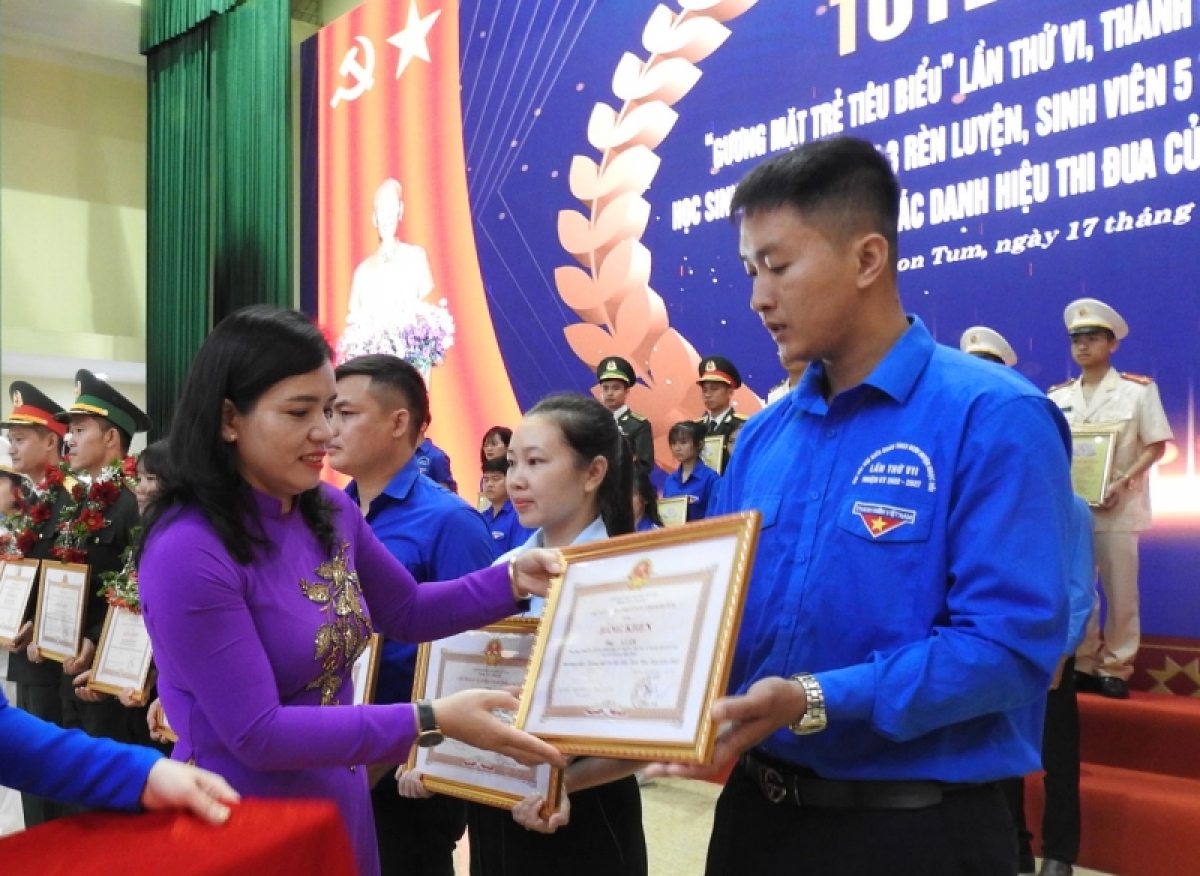 
Yă Y Ngọc, Phŏ Kơdră Anih vei lăng kon pơlei dêh char Kon Tum pơjao asong Bằng khen ăn dôm bơngai mơ lôh gơh hơgei