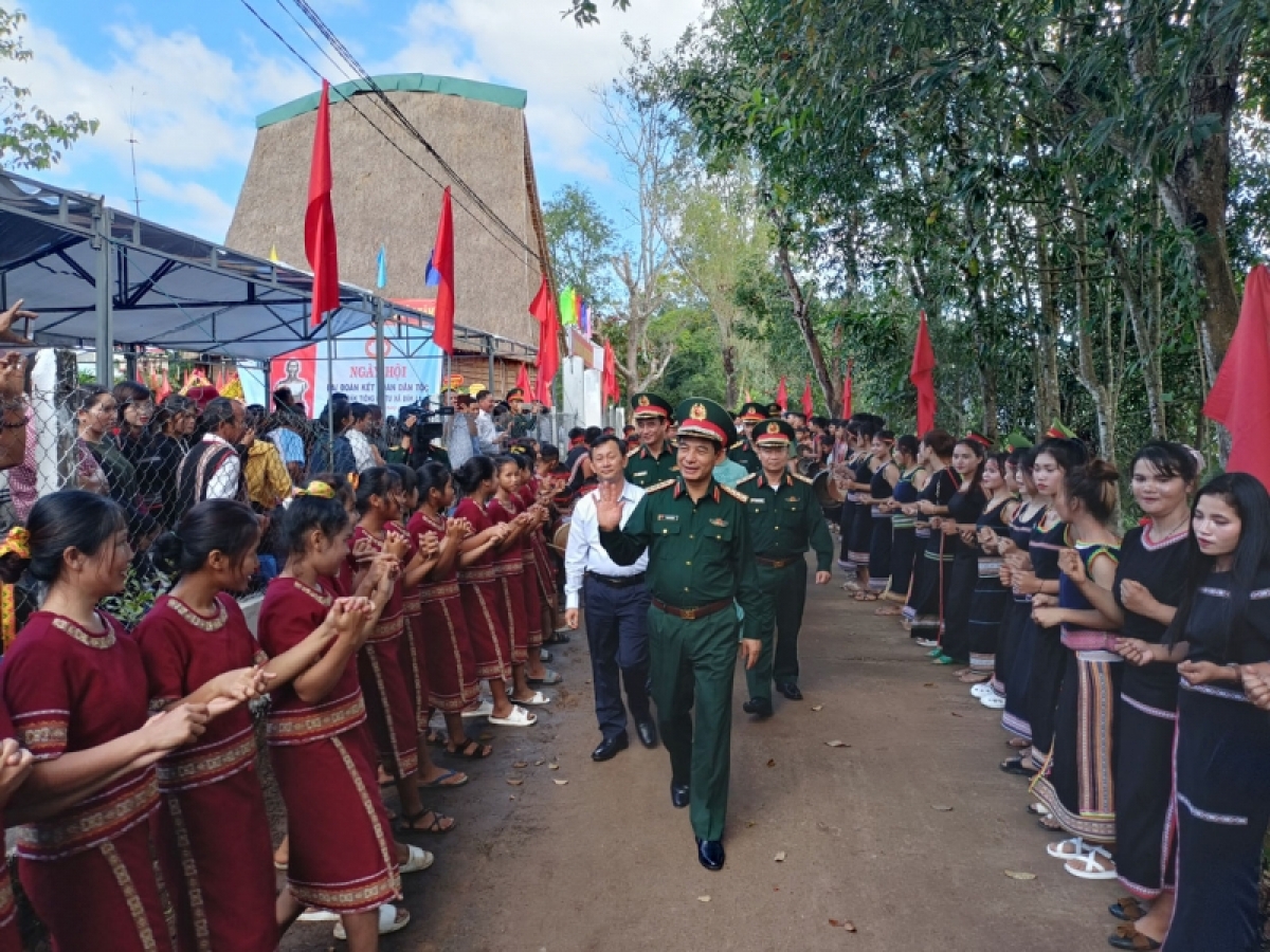 
Đăi tươ̆ng Phan Văn Giang veăng Hâi leh Rŭm môi tuăn tâi tâng hdroâng kuăn ngo a Kon Tum