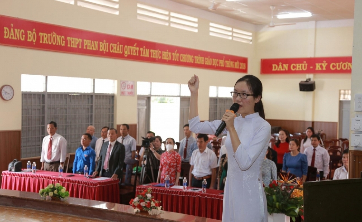 

O Lương Thị Trâm Anh, đoân viên Chi đoân 12A4, hngêi trung Râ má pái phôh thong Phan Bội Châu, tơring Krông Năng, kong pơlê Dak Lak
 