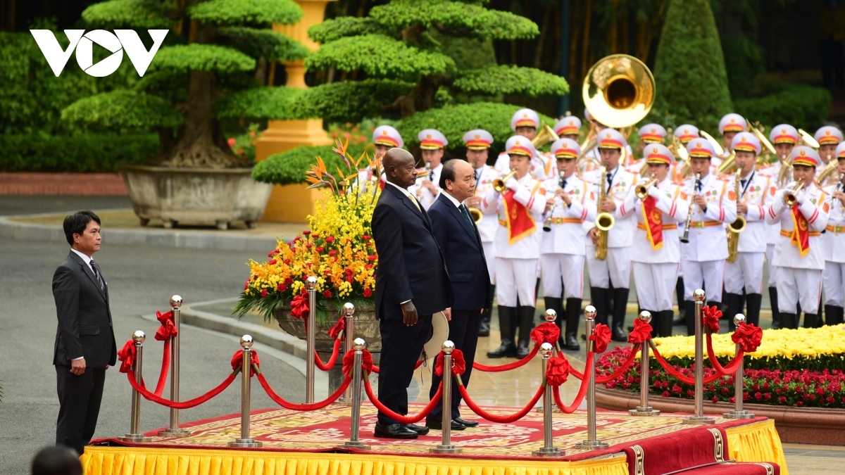 
Ngă lơphet čơkă Khua mir sir Uganda dưi pơphun yôm phăn