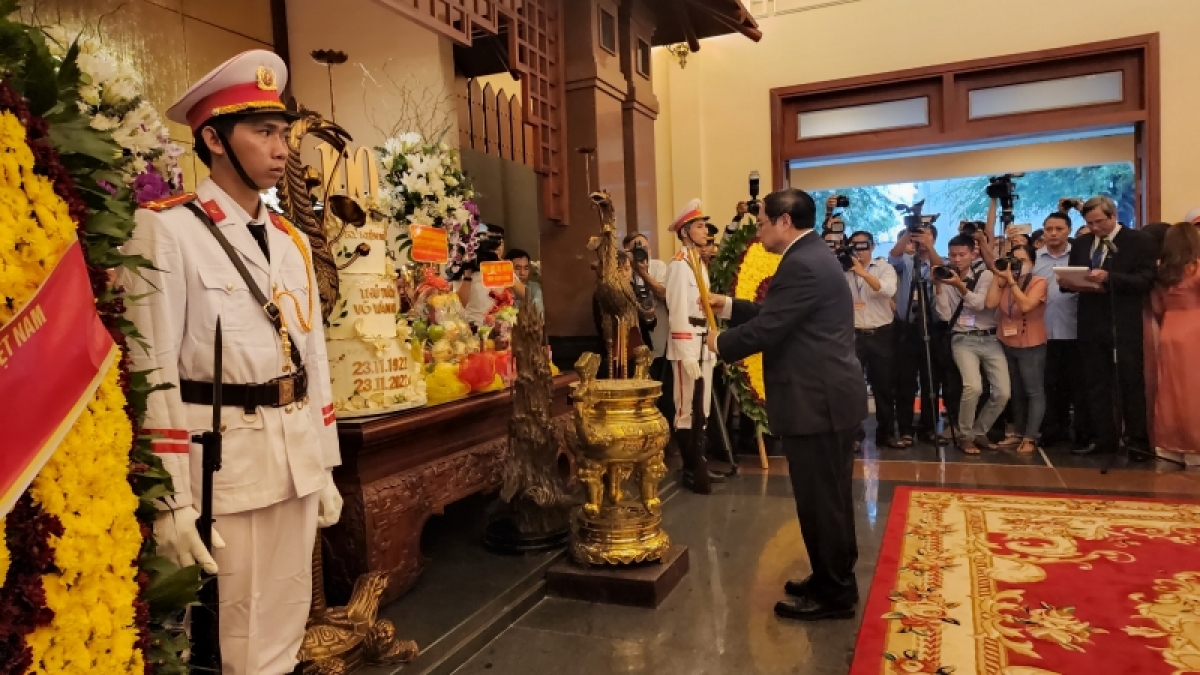
Thủ tướng Phạm Minh Chính soh nhang tơbăt 100 sơnăm năr rơnĕh Thủ tướng Võ Văn Kiệt