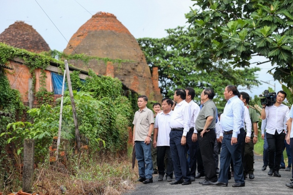 
Thủ tướng Phạm Minh Chính dăr lăng pơlei pơm tablô gŏ ge Măng Thít tơ̆ Vĩnh Long.