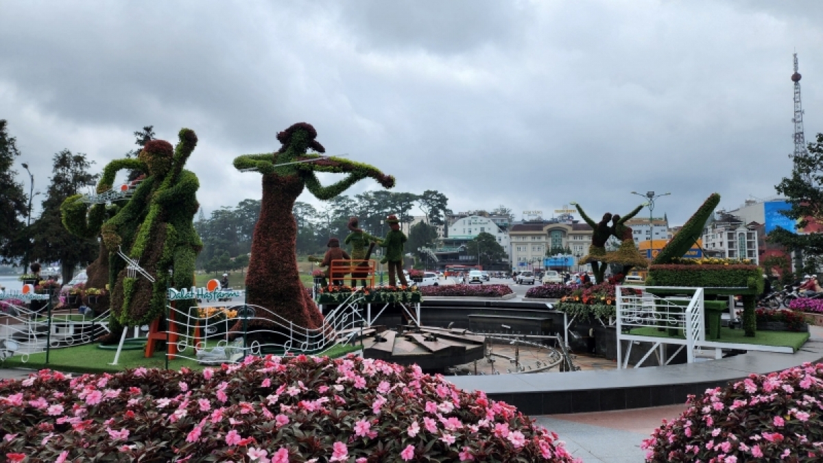 
Sa boh anih pơhrôp lu rup hăng phun bơnga ƀơi  Đà Lạt yua sang bruă mơdrô Dalat Hasfarm pô pơjing pioh tuai ĕp lăng
 