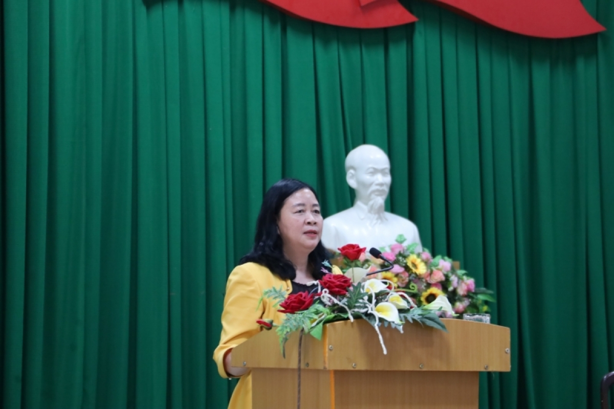 
Khua Grŭp pơtô ba mơnuih ƀôn sang Bùi Thị Minh Hoài tŭ mă tơlơi gum pơhiăp mơng mơnuih ƀôn sang.