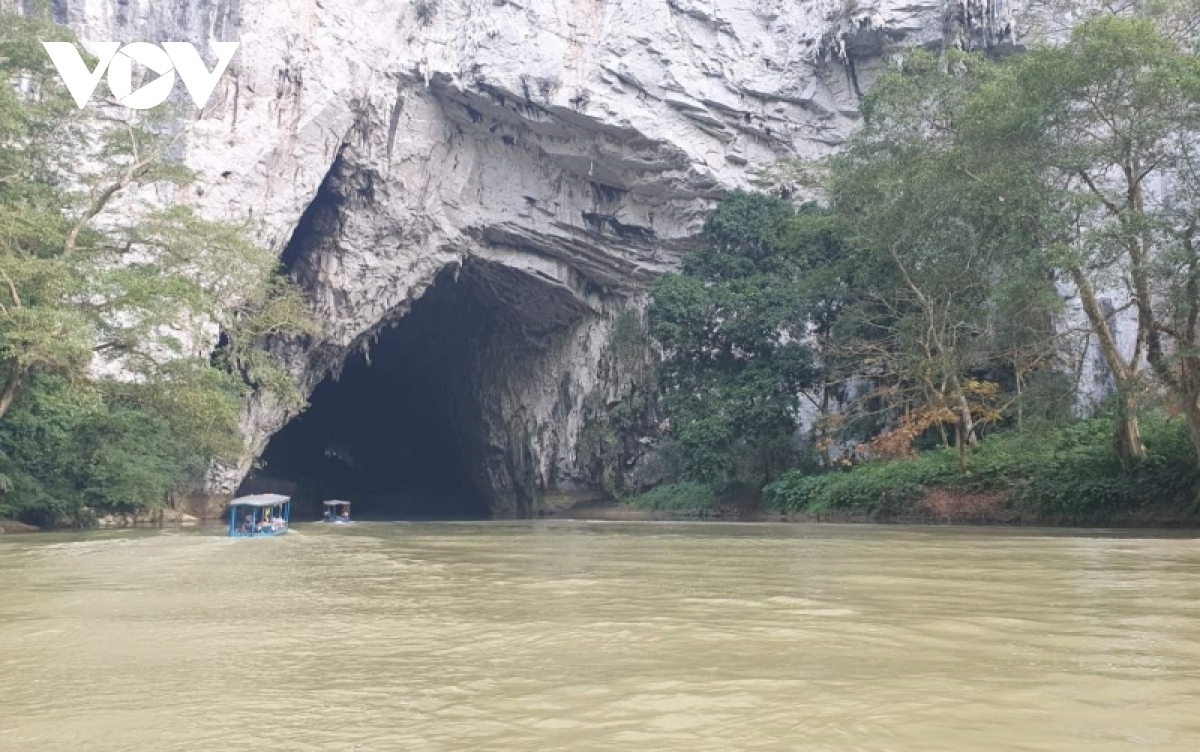 Du khách đến thăm Động Puông, nơi con sông Năng chảy xuyên qua dãy núi đá vôi Lũng Nham. Động có chiều dài chừng 300m với những nhũ đá đa dạng hình thù.