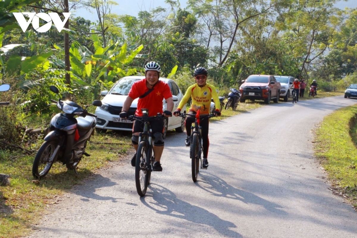 Huyện Ba Bể thí điểm xây dựng hành trình đạp xe chinh phục đỉnh Đồn Đèn, xã Khang Ninh, huyện Ba Bể. Đây là khu vực núi cao trên hồ Ba Bể, quanh năm khí hậu mát mẻ.