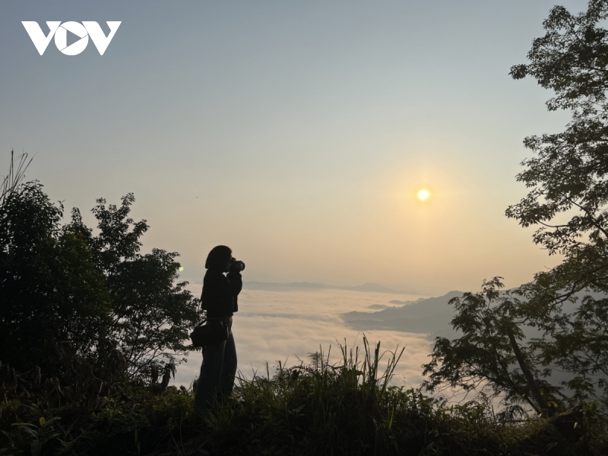 Săn mây trên đình Đồn Đèn, đây là một trong những trải nghiệm mới khi đến với Ba Bể.