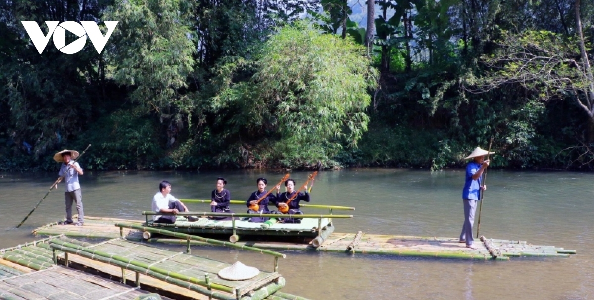 Ngoài ra, du khách có thể tham gia trải nghiệm mới là đi bè mảng, nghe hát then dọc sông Chợ Lèng đến trung tâm xã Quảng Khê, huyện Ba Bể.