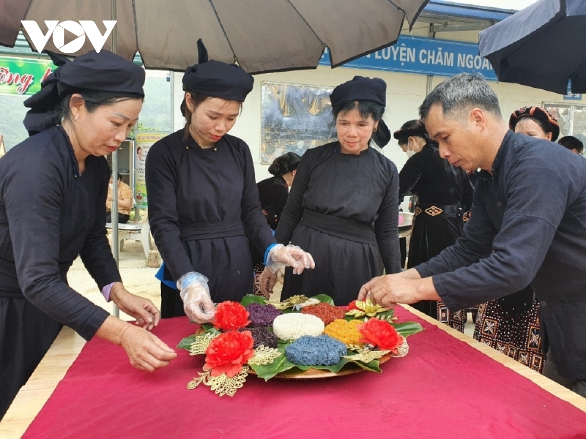 Hoặc tham gia chế biến các món ăn của đồng bào dân tộc tại huyện Ba Bể.