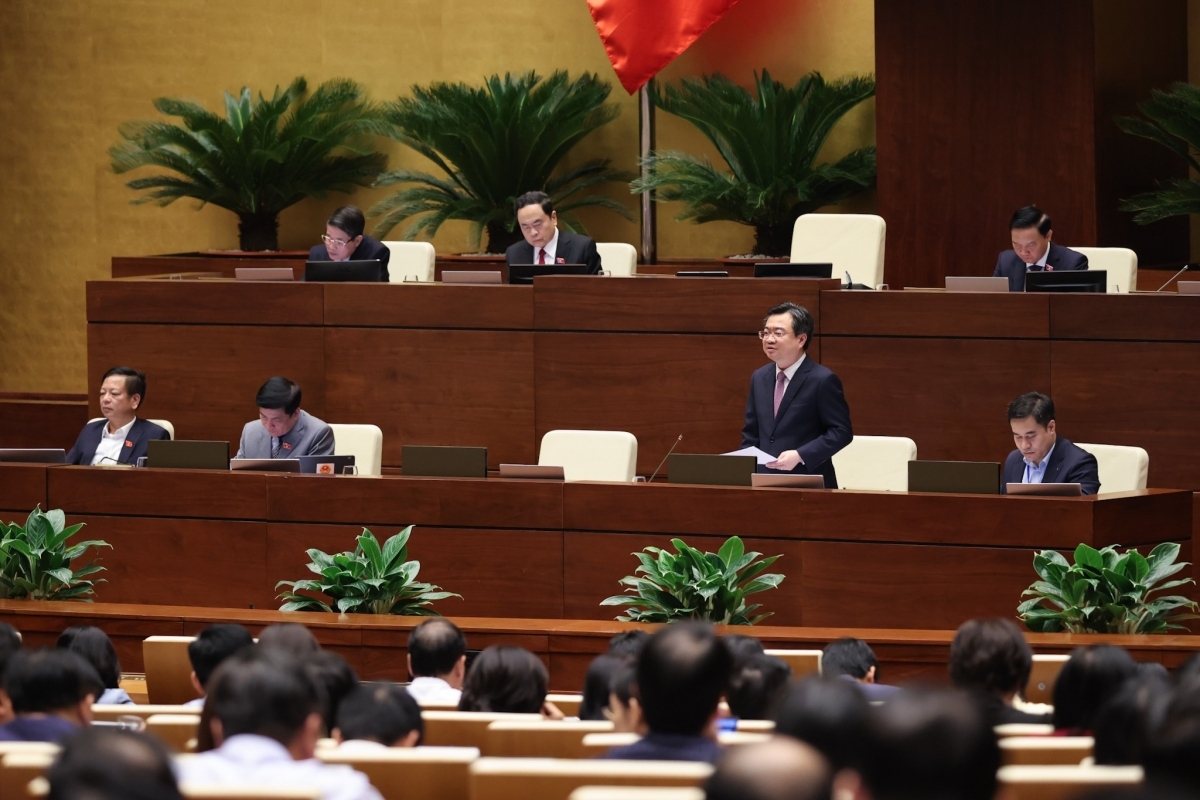 Bộ trưởng Bộ Xây dựng Nguyễn Thanh Nghị là thành viên Chính phủ đầu tiên đăng đàn trả lời chất vấn tại Kỳ họp thứ 4, Quốc hội khóa XV.