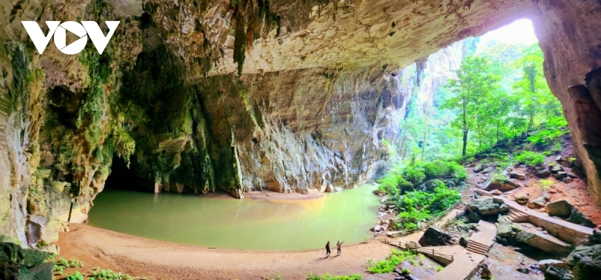 Du khách đến thăm động Nả Phoòng, nơi con sông Nam Cường chảy xuyên núi đổ vào hồ Ba Bể. Đây cũng là di tích lịch sử Đài TNVN sơ tán thời kỳ kháng chiến chống Pháp.