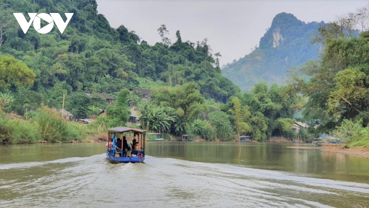 Ra khỏi hồ Ba Bể, du khách đi thuyền dọc sông Năng thăm động Puông hoặc thác Đầu Đẳng. Ven bờ thấp thoáng những bản làng của đồng bào Tày, Nùng, Mông, Dao... ven hồ.