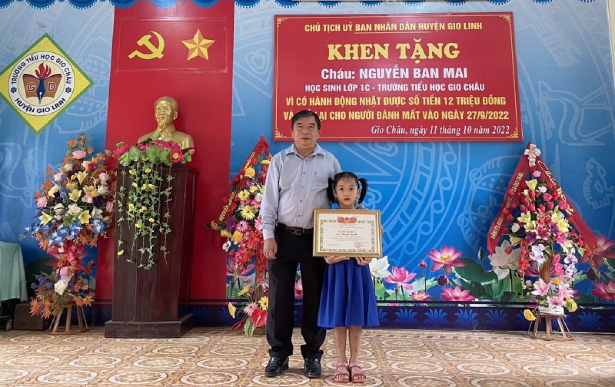 Chủ tịch UBND huyện Gio Linh khen thưởng học sinh Nguyễn Ban Mai.