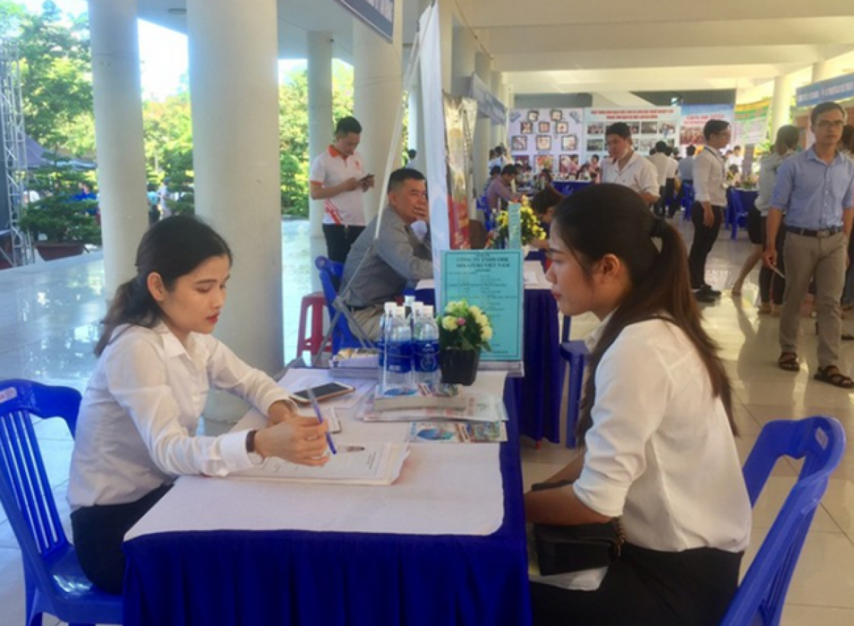 Đà Nẵng tổ chức phiên giao dịch việc làm thu hút nhiều lao động tham gia.