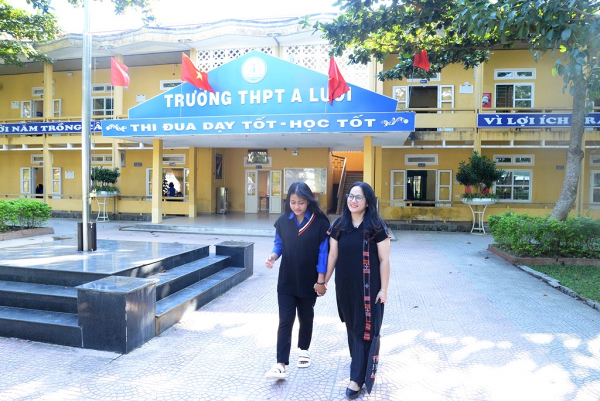 Cô Trương Thị Khánh Hòa và học trò