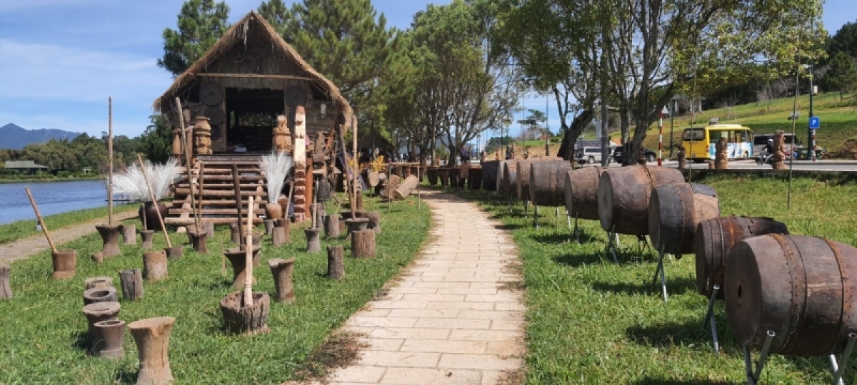 

Môi tíu mơđah tơbleăng a kĭng long têa Xuân Hương hiăng kêi đeăng