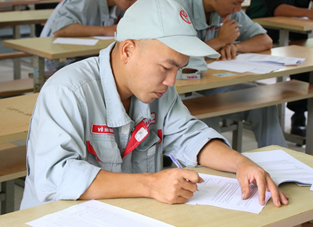 Học viên trường Cao đẳng nghề Đà Nẵng làm bài kiểm tra kết thúc khoá học.