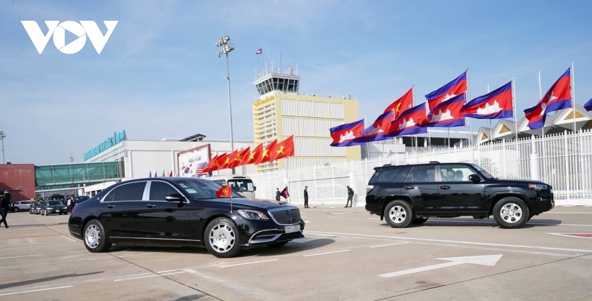 Phnom Penh rực rỡ nắng vàng với quốc kỳ Việt Nam và Campuchia
 