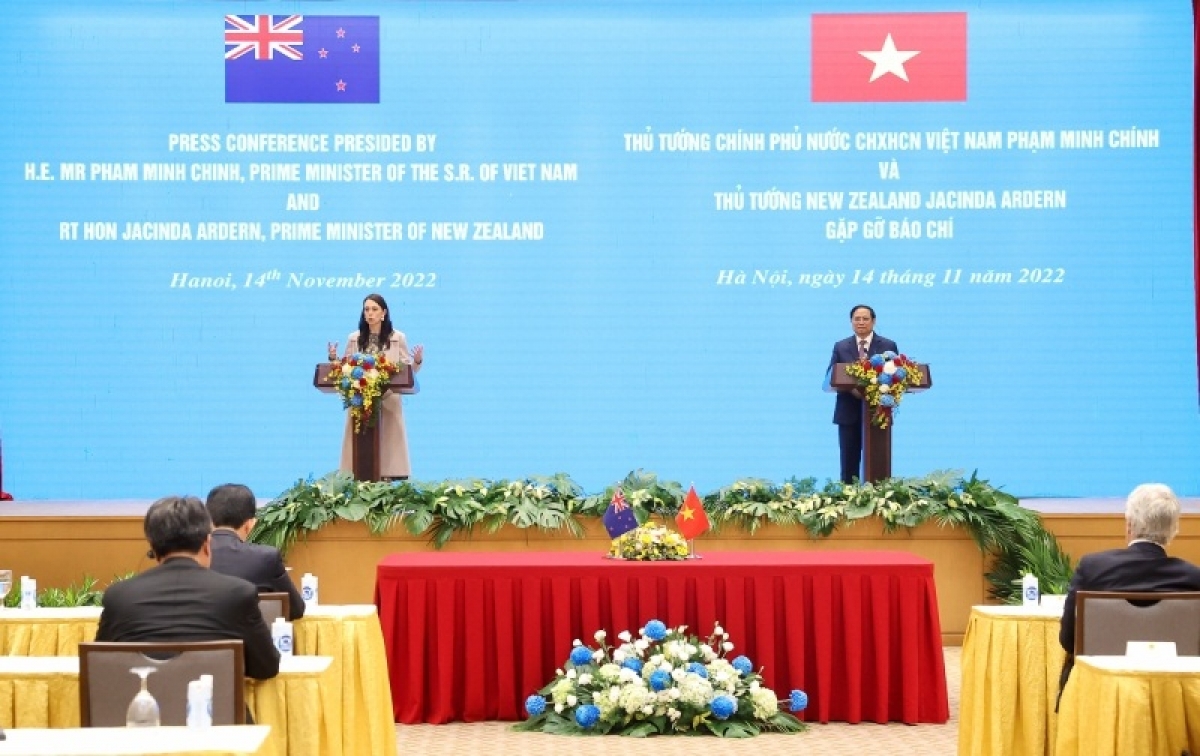 
Thủ tướng Việt Nam hăm Thủ tướng New Zealand tơƀơ̆p khŭl chĭh kơtơ̆ng ang