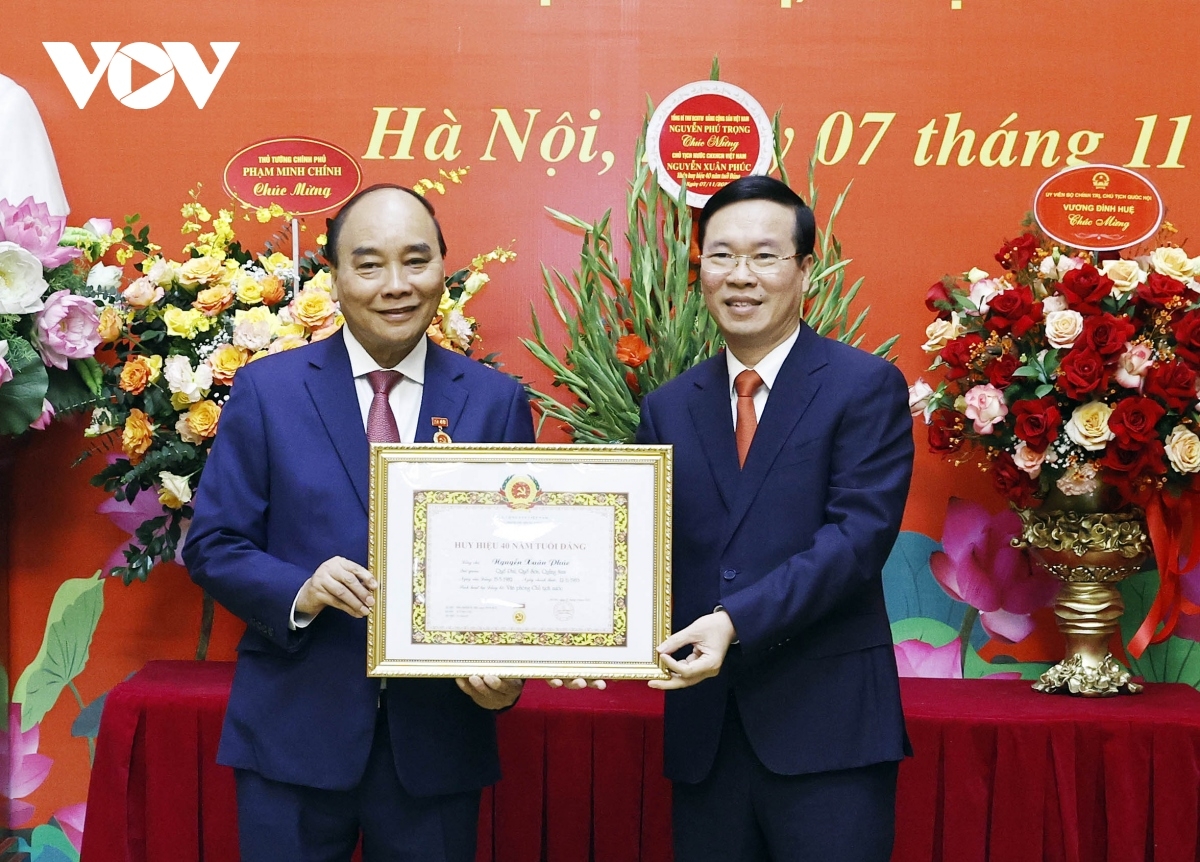 Thường trực Ban Bí thư Võ Văn Thưởng thay mặt Bộ Chính trị, Ban Bí thư trao Huy hiệu 40 năm tuổi Đảng tặng Chủ tịch nước Nguyễn Xuân Phúc.