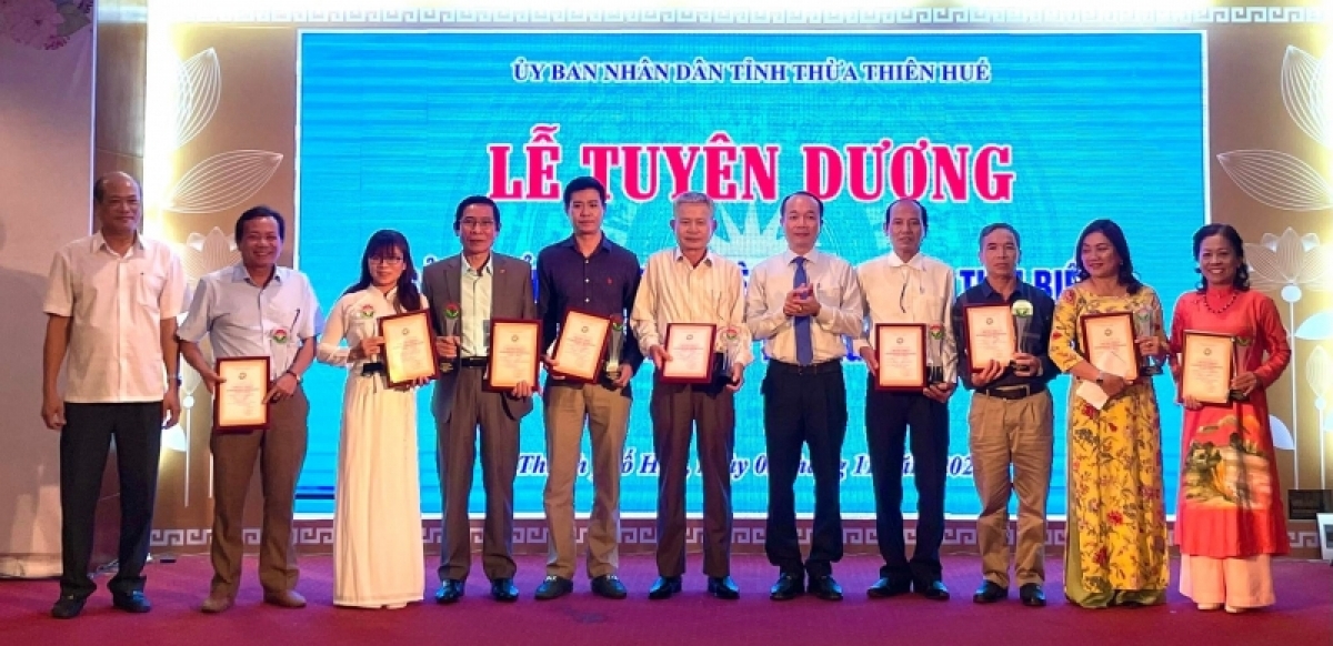 Trao kỷ niệm chương cho các cơ sở đạt bình chọn sản phẩm Công nghiệp nông thôn tiêu biểu năm 2022