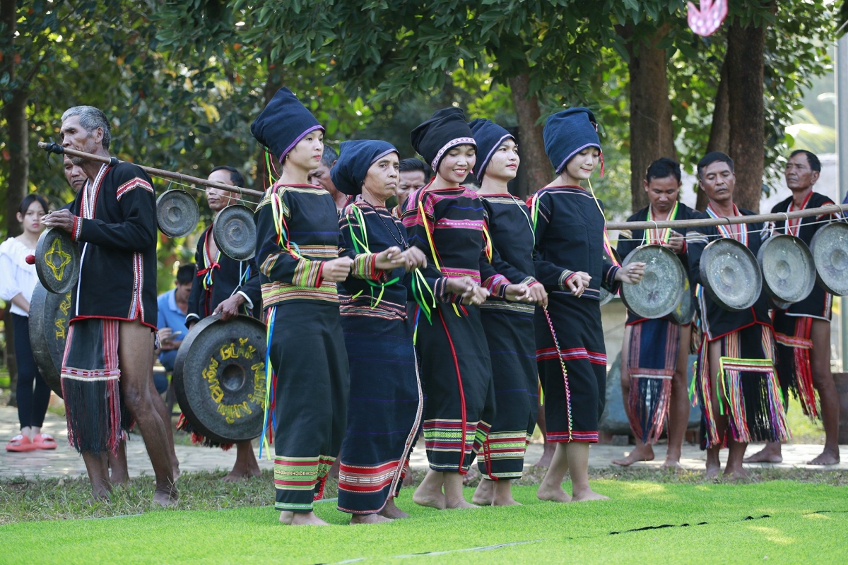Dân làng cùng nhau vui hội cồng chiêng. Ảnh: Phạm Minh - tạp chí văn hóa nghệ thuật