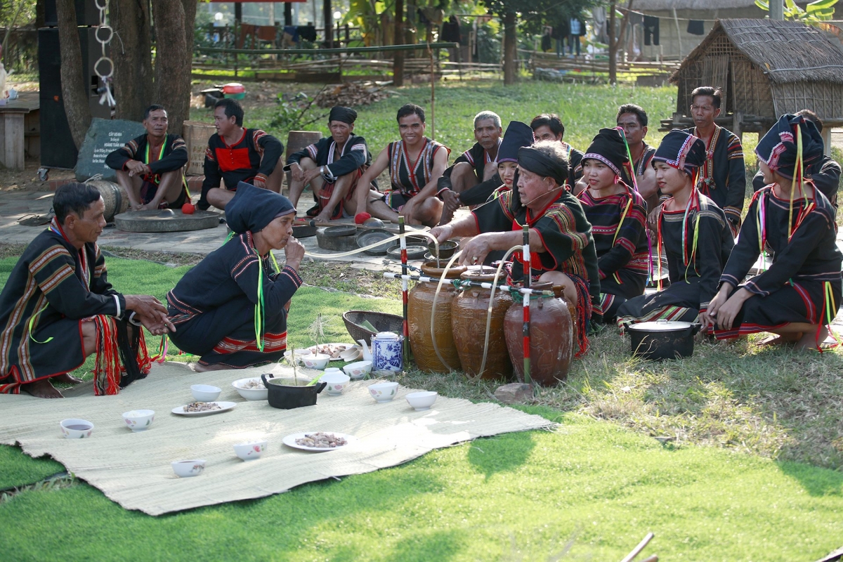 Nghi thức cúng mừng lúa mới tại rẫy lúa. Ảnh: Phạm Minh - tạp chí văn hóa nghệ thuật