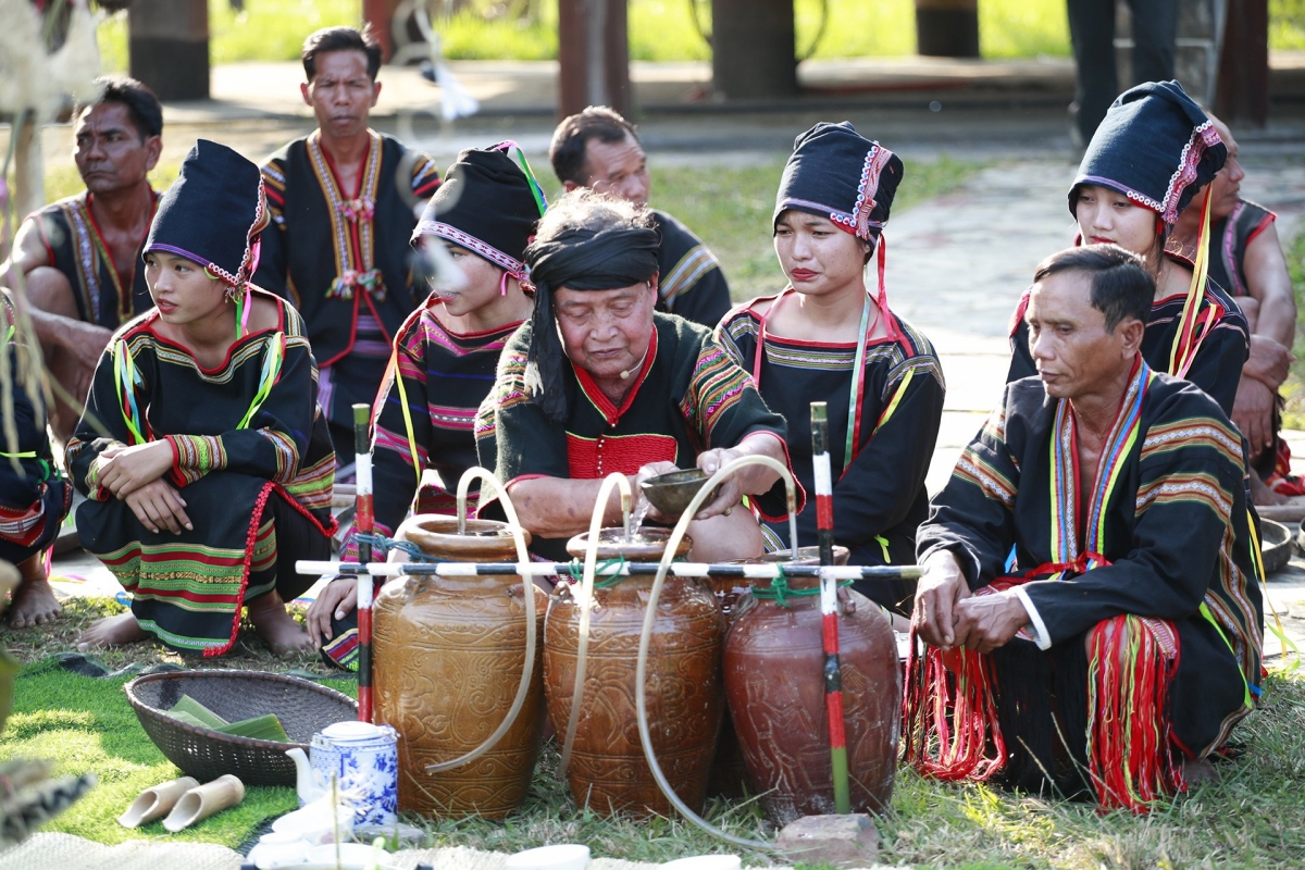 Nghệ nhân ưu tú tín ngưỡng dân gian Rơ ô Bhung làm chủ nghi lễ mừng lúa mới. Ảnh: Phạm Minh - Tạp chí văn hóa nghệ thuật