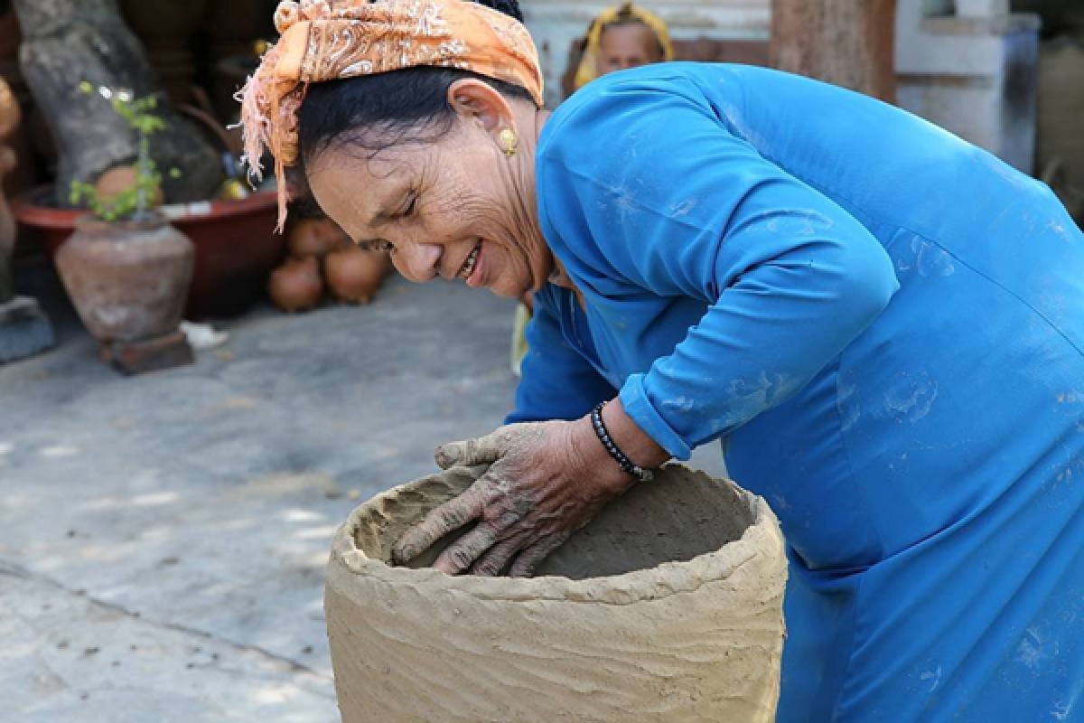 Nghệ thuật làm gốm của người Chăm là di sản văn hóa phi vật thể thứ 15 của Việt Nam được ghi danh vào các Danh sách của UNESCO. 