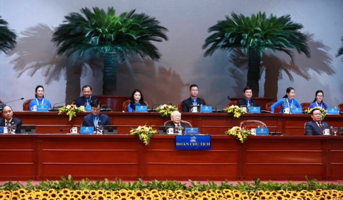 
Tổng Bí thư Nguyễn Phú Trọng kŭm hăm Khul kơdră pơgơ̆r Hop akŏm