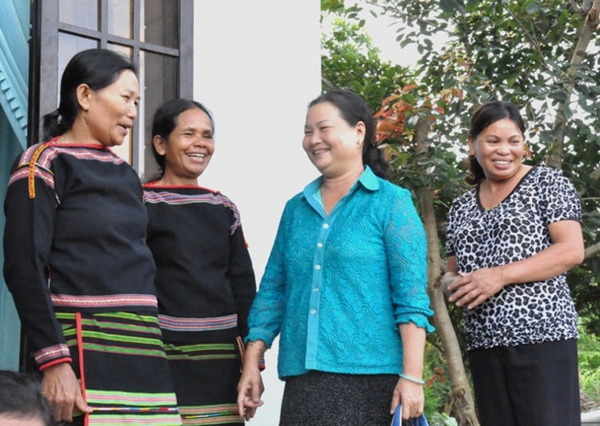 Mò H’Bliăk Niê hòi jà làng bol tơn jơh jơgloh tơrmù rƀah