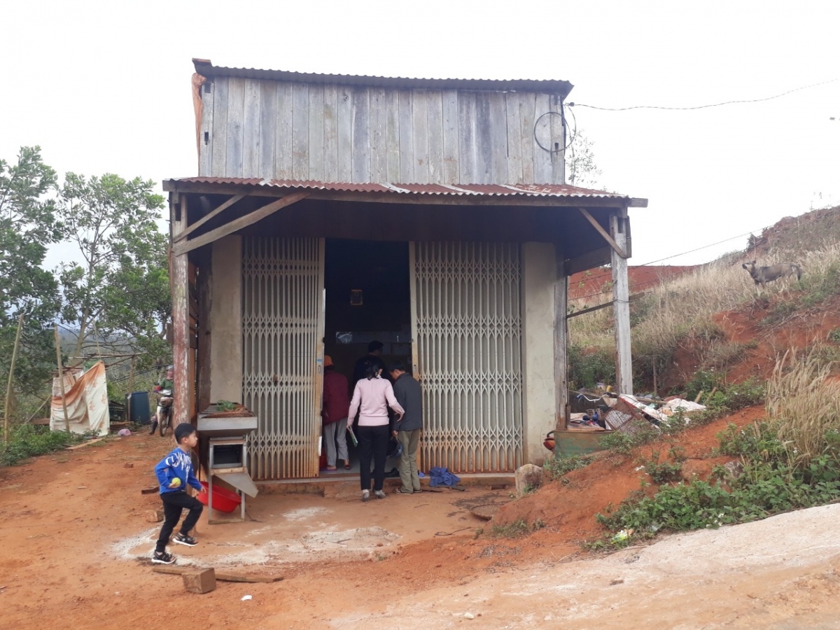 

Ing tơdroăng veăng kum dêi mâu đảng viên, rơpŏng hngêi pôa Điển Tuyền hiăng mơ-eăm pêi cheăng hluăn kơtiê