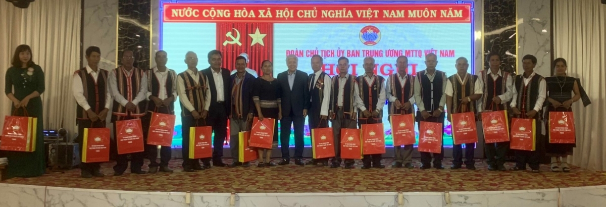 

Pôa Đỗ Văn Chiến diâp tơmeăm ăm mâu kăn ki châ kuăn pơlê loi nhuô̆m dêi mâu kong pơlê Tây Nguyên