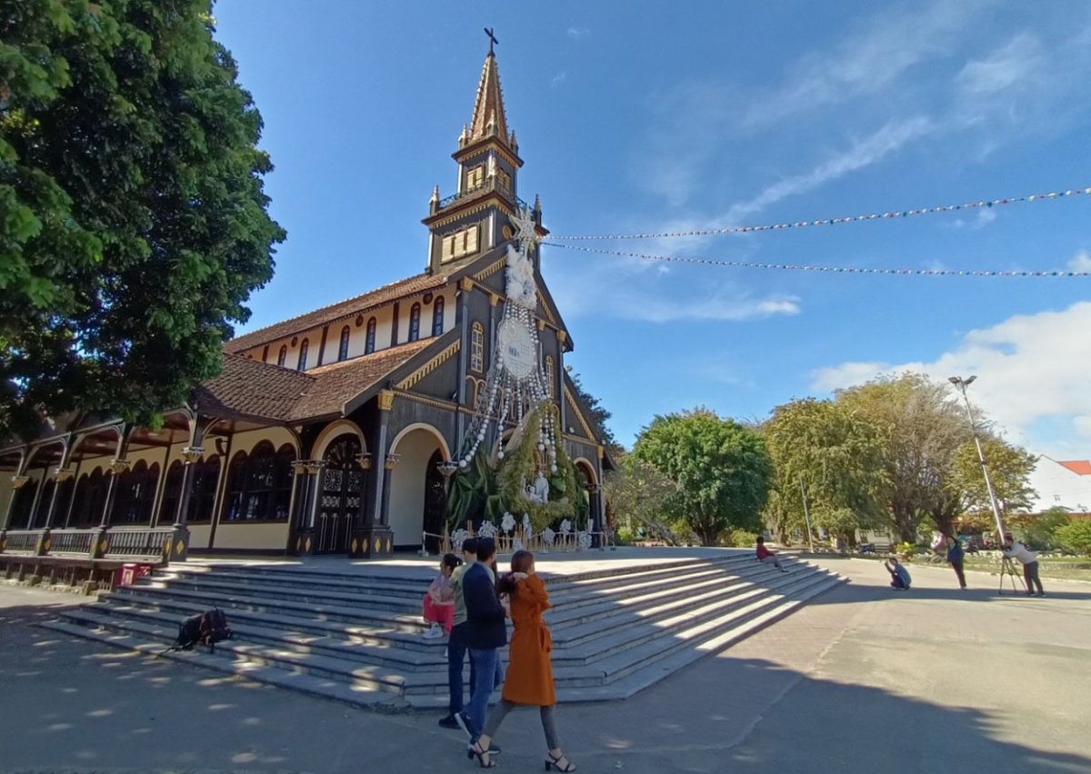 
Sang jơnum pơkra hăng hnal kyâu Kontum mlăm Noel 2022