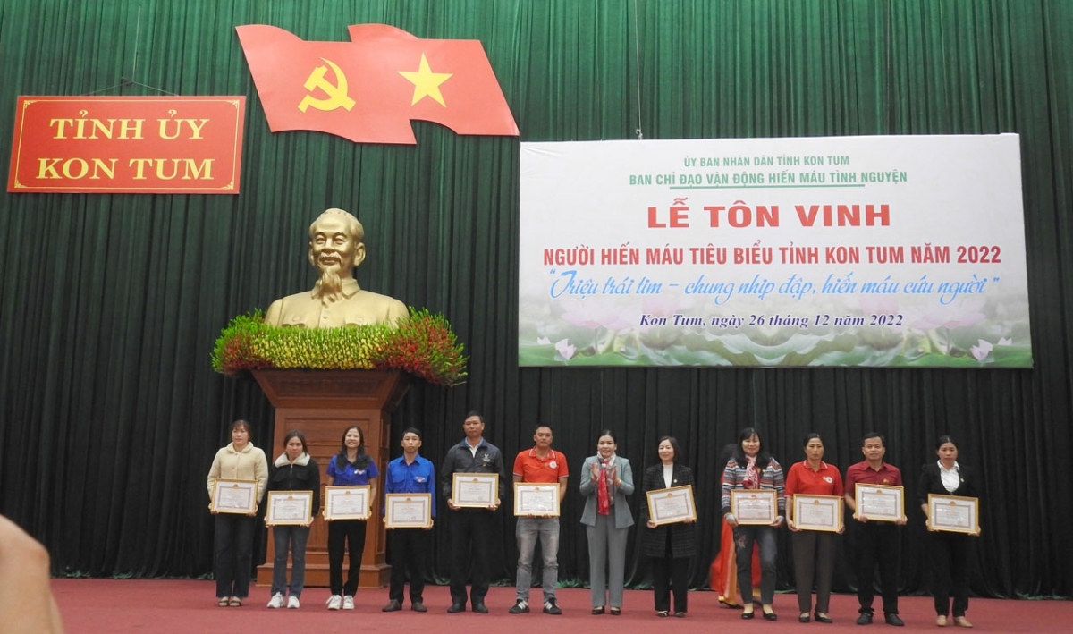 
Pôk ăn hla bơar bơnê đơ̆ng Dơnŏ anĭh vei lăng kon pơlei dêh char ăn rim bơngai, ŭnh hnam păng tơpôl jang ‘lơ̆ng.