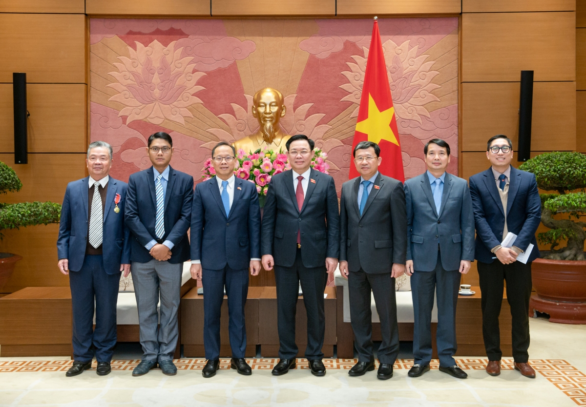 
Kơdră Kuô̆k hô̆i Vương Đình Huệ sơng Bơngai tang măt ăn tĕh đak Campuchia