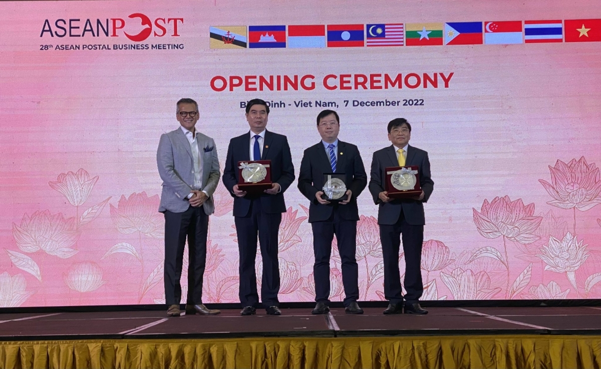 
Ƀok Ariff Azahar, Kơdră chĕp pơgơ̆r Hop akŏm Bưu chinh rim teh đak ASEAN pôk tơmam drăm ăn kơdră chĕp pơgơ̆r Hơnĭh tơm Kŏng ty Bưu điện Việt Nam păng Kơdră chĕp pơgơ̆r dêh char Bình Định