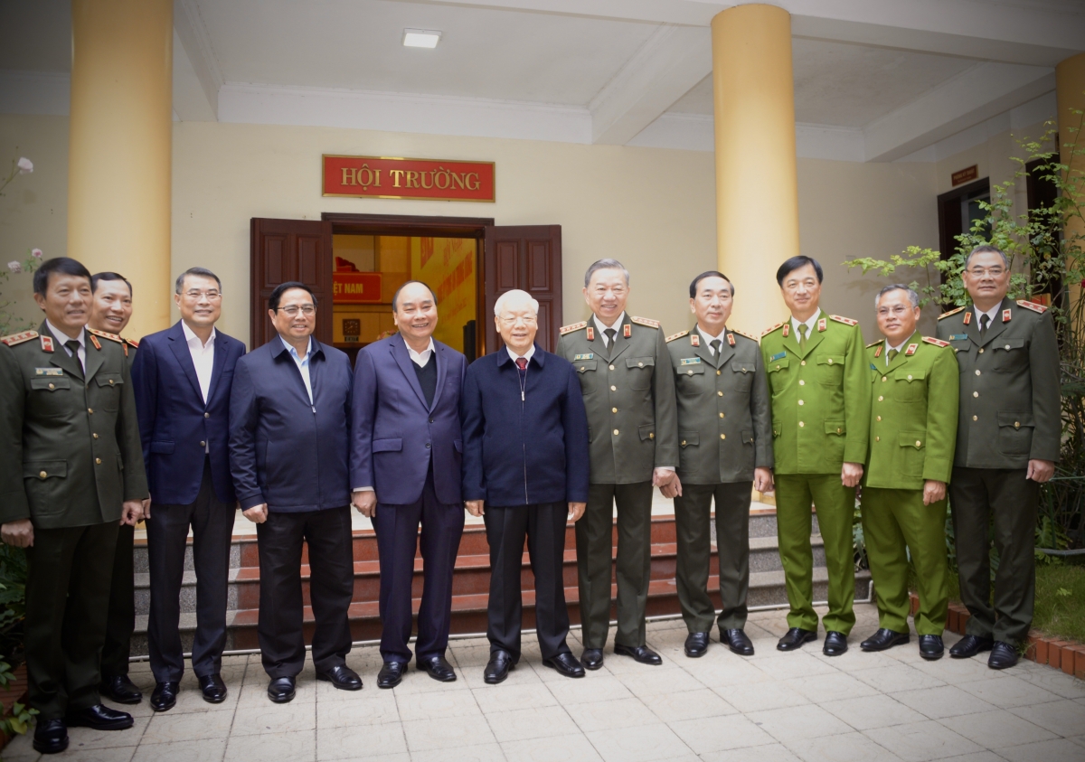 
Ƀok Tổng Bí thư Nguyễn Phú Trọng chŭp um atŭm hăm rim bơngai tang măt năm hop akŏm anih jang Đảng Kŏng ang Trung ương