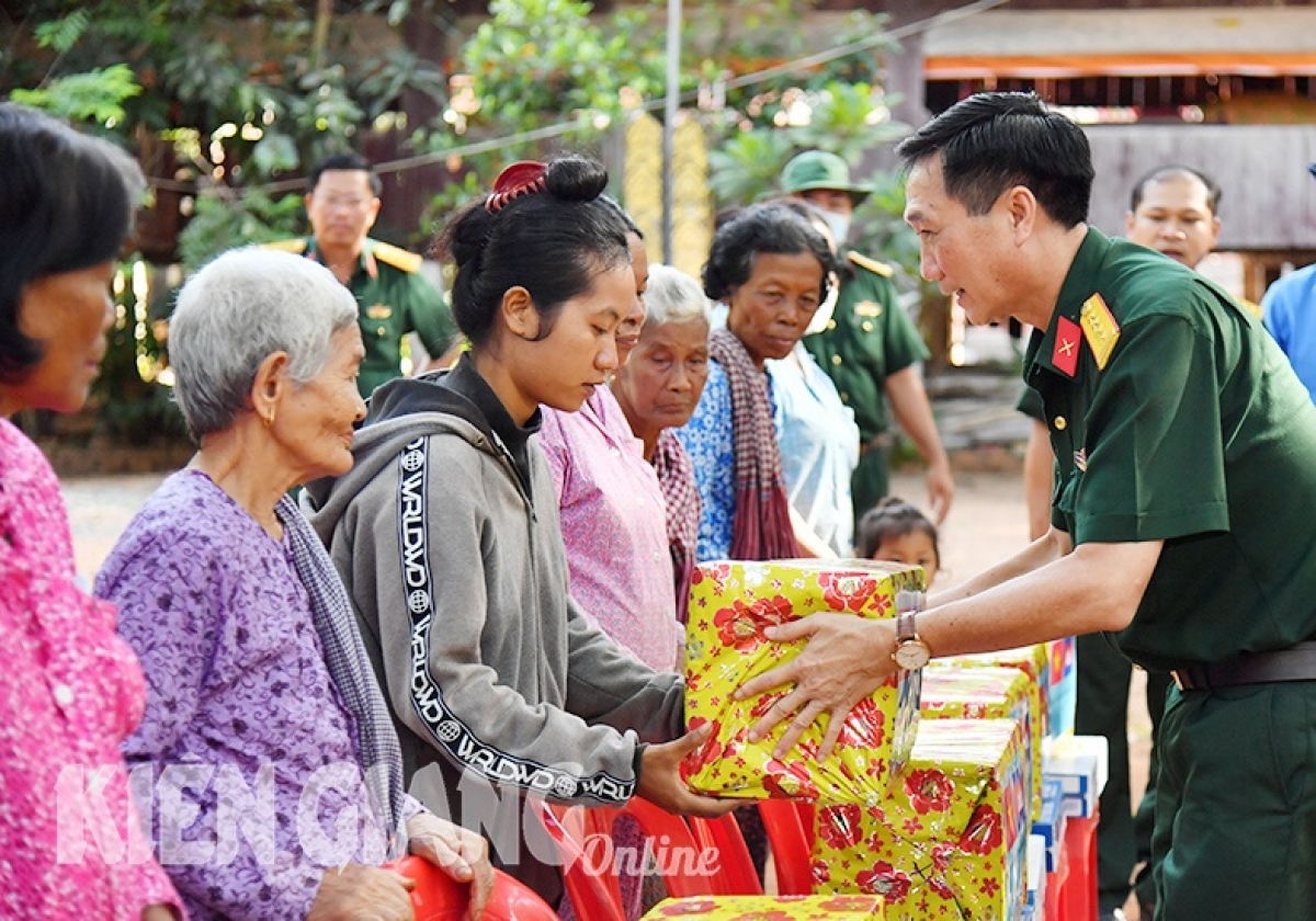 
Đại tá Cao Minh Tâm, Kơdră chĕp pơgơ̆r khul Đảng Dơnŏ anĭh Ƀô̆ đô̆i dêh char Kiên Giang pôk tơmam drăm ăn kon pơlei apŭng Chumkiri (Kampot) (rup Ƀăo Kiên Giang)