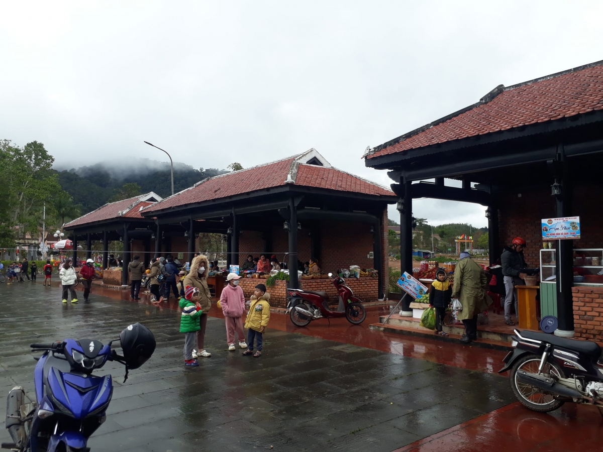 Zâp n'lung đợc pa câl pr'đươi ting pấh hội chợ.
Các gian hàng tham gia hội chợ.