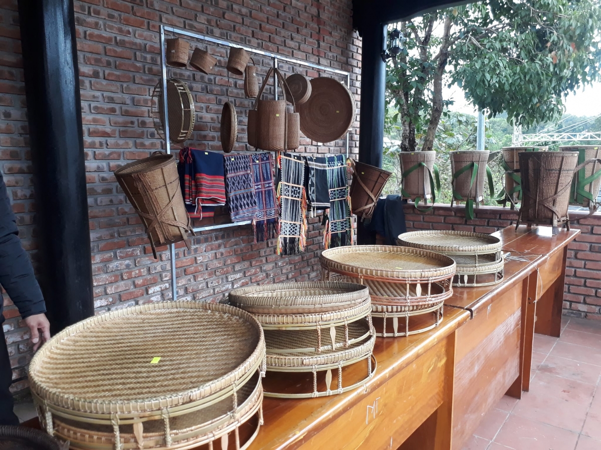 Đợ zong, a'pướih, n'đoóh a'doóh... nắc đợ pr'đươi pr'dua cắh choom cắh váih zâp g'lúh bhrợ hội chợ.
Những chiếc gùi, cái mâm, thổ cẩm... là những sản vật không thể thiếu mỗi dịp diễn ra hội chợ.