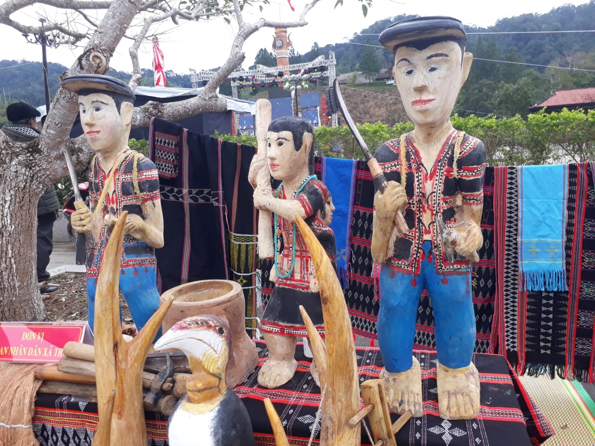 Tượng ma nưih, a'chim a'đhắh bơơn zâp nghệ nhân Cơ Tu boọc bhrợ liêm ghít.
Tượng người, động vật được các nghệ nhân Cơ Tu chạm trổ tinh xảo.