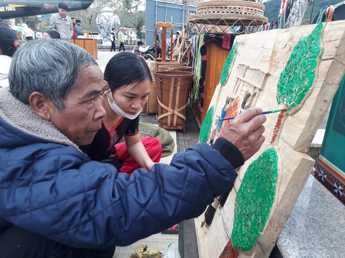 Ting pấh hội chợ g'lúh nâu, lấh mơ zâp pr'đươi nông sản nắc UBND chr'hoong Tây Giang dzợ âng đơơng nghệ thuật boọc coọch đhanuôr Cơ Tu tước lâng ta mooi. Nâu đoo nắc g'lúh đoọng chr'hoong Tây Giang, tỉnh Quảng Nam pa dưr pa xớc du lịch.
Tham gia hội chợ lần này, ngoài các mặt hàng nông sản thì UBND huyện Tây Giang còn đưa nghệ thuật chạm khắc gỗ, đan lát của bà con đồng bào Cơ Tu đến với du khách. Đây là dịp để huyện Tây Giang, tỉnh Quảng Nam thúc đẩy, phát triển du lịch huyện nhà.