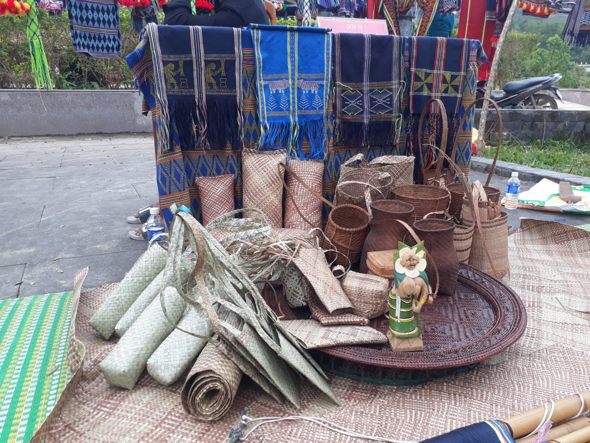 Ting cơnh t'coóh A Rất Blúi, Phó Chủ tịch UBND chr'hoong Tây Giang, tỉnh Quảng Nam, cr'chăl nâu a'tốh chr'hoong t'bhlâng zư lêy bhrợ pa dưr hội chợ đoọng váih bh'rợ t'pấh ta mooi chô tước Tây Giang bấc lấh.
Theo ông A Rất Blúi, Phó Chủ tịch UBND huyện Tây Giang, tỉnh Quảng Nam, thời gian tới huyện sẽ duy trì hội chợ để trở thành hoạt động du lịch thu hút du khách đến với Tây Giang nhiều hơn./.
 