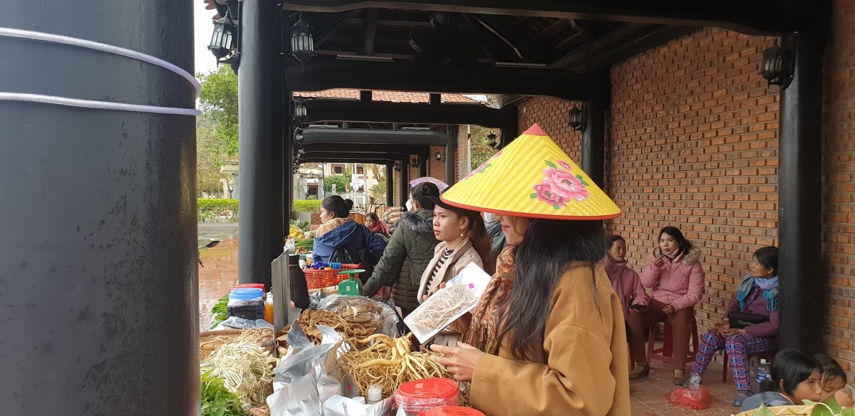 Hội chợ nắc g'lúh đoọng pa dưr bh'nơơn pr'đươi âng đhanuôr vel đông.
Hội chợ là cơ hội thúc đẩy tiêu thụ sản phẩm bản địa.