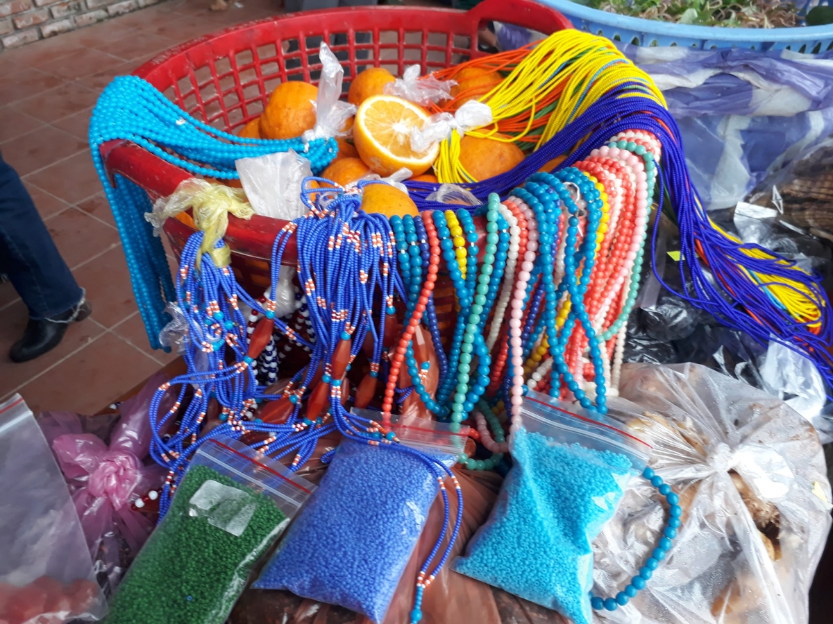 Lâng apêê ađhi amoó n'đil Cơ Tu, đợ cr'liêng a'rạc cơnh đâu nắc chr'nắp bhlâng. Apêê cắh mưy câl ha c'la đay nắc dzợ câl bhrợ hun pr'hêl ha đhi noo bhúh xoọng, pr'zợc.
Với chị em phụ nữ Cơ Tu, những hạt cườm như thế này rất được ưa chuộng. Họ không chỉ mua cho mình mà còn mua làm quà tặng cho người thân, bạn bè.