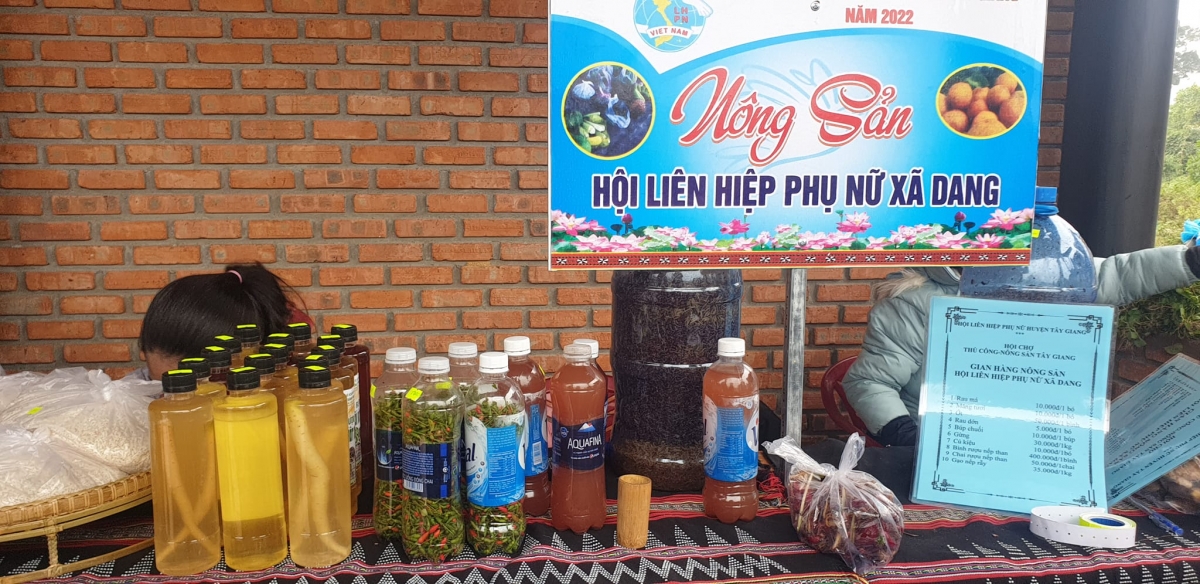 Đhị pa câl âng Hội Liên hiệp pân đil chr'val Dang.
Gian hàng Hội Liên hiệp phụ nữ xã Dang.