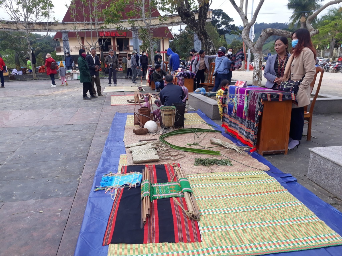 Hội chợ t'pấh bấc ơl đhanuôr lâng ta mooi cóh ting pấh.
Hội chợ thu hút đông đảo bà con trên địa bàn huyện và du khách tham gia.