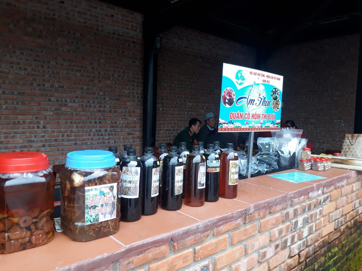 Zâp tọ đợc búah sâm đợc pa câl liêm ghít.
Từng hủ rượu sâm được bày bán ngăn nắp.