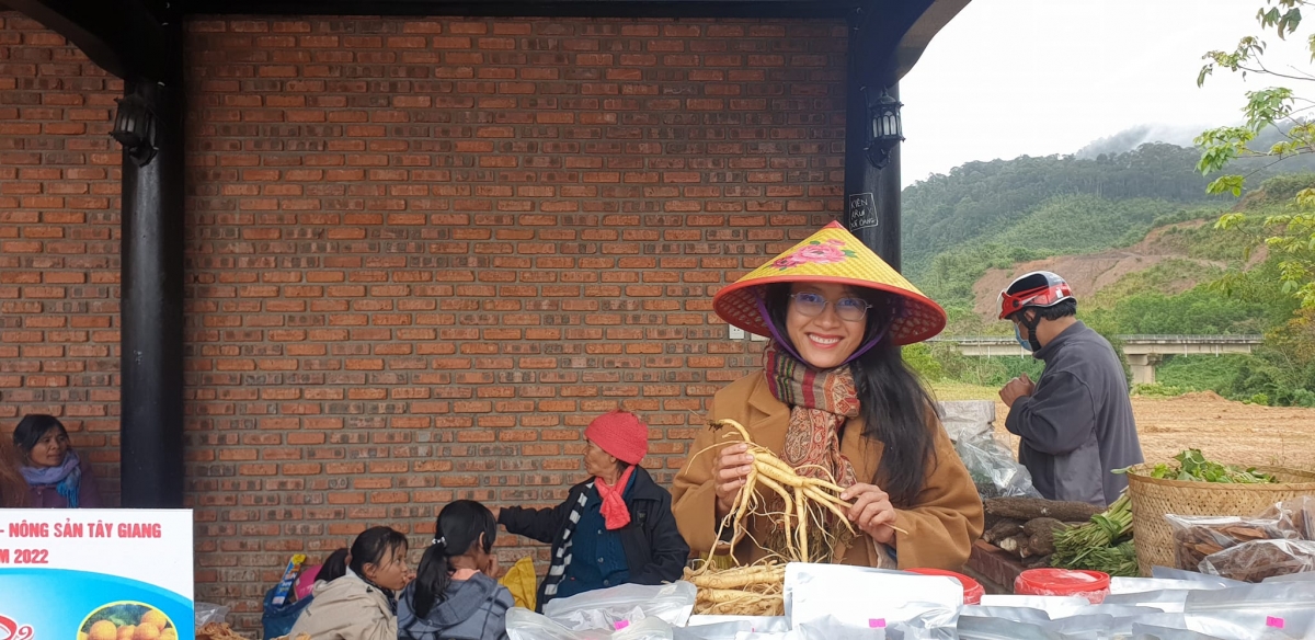 Amoó A Rất Mai Tình bhui har xay moon zâp râu sâm vel đông đoọng ha ta mooi.
Chị A Rất Mai Tình vui vẻ giới thiệu các loại sâm bản địa đến du khách.